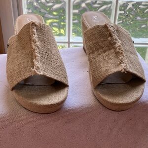 Simply Vera Vera Wang Women’s 10M Cream Wedge Slide on Shoe-Chic Frayed detail